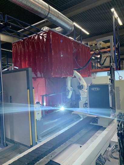 Die Roboteranlage fertigt schnell und mit hoher Präzision große Stückzahlen.