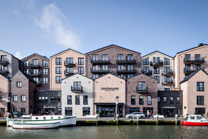 Das Bauvolumen des Büsumer „Lighthouse Hotel & Spa“ wurde in kleinteilige Gebäudestrukturen umgewandelt. So entstanden einzelne „Hafenhäuser“ mit unterschiedlichen Dachformen und farblich abgestuften Klinkerfassaden.