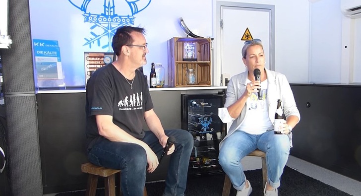 Annette Schiessl auf dem Hocker im PINK-Anhänger