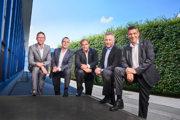 V.l.n.r.: Joachim Geiger (CSO & CMO Trilux), Mario Lieder (Geschäftsbereichsleiter HVAC & BMS
bei Johnson Controls), Stefan Bosch (Produktmanagement & Engineering bei Johnson Controls), Uwe
Graf (General Manager Business Unit Lighting Solutions & Services bei Trilux), Wolfgang Gabrisch
(Sales Manager bei Johnson Controls).