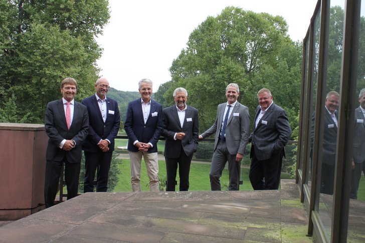 Günther Mertz, FGK-Geschäftsführer und die FGK-Vorstandsmitglieder Gerhard Warnke, Prof. Dr.-Ing. Christoph Kaup, Karl-Walter Schuster, Udo Jung und Uwe Glock (von links).