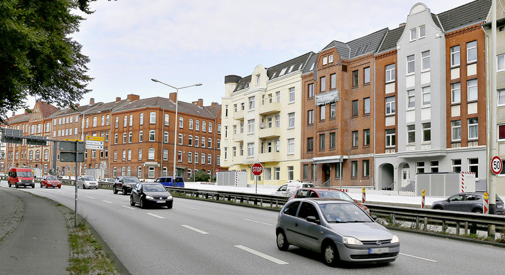 Sechs mobile Luftreiniger am rechten Straßenrand filtern die Schadstoffe aus der Luft 
entlang des Kieler Theodor-Heuss-Rings.
