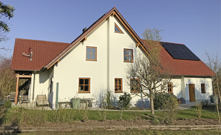 Beheizt und gekühlt wird dieses Einfamilienhaus mit Energie aus der Erde – nun unterstützt durch eine PV-Anlage.