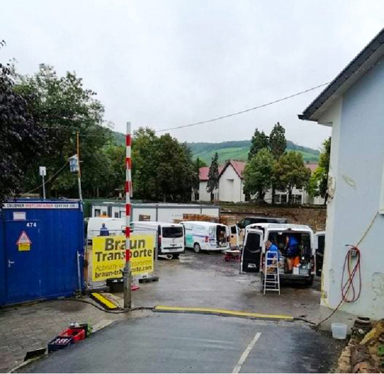 Einladen, losfahren, Wärme zu den Menschen bringen. Im Handwerkerdorf wird keine Zeit verloren.