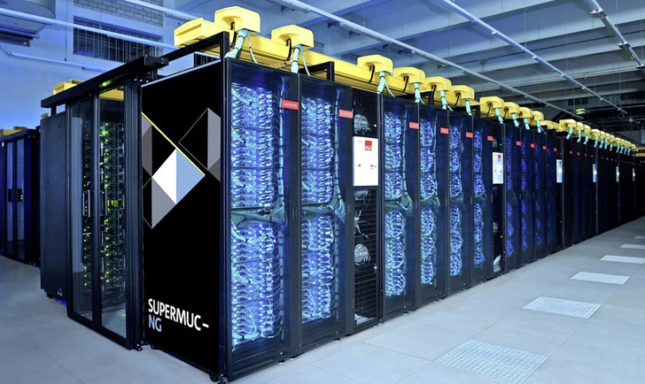 Enorme, wärmeerzeugende Rechenleistungen: Der Höchstleistungsrechner SuperMUC-NG am Leibniz-Rechenzentrum in Garching verbraucht bis zu vier Megawatt Strom. Für eine wirksame und möglichst energiesparende Kühlung sorgt die Adsorptionskälteanlage von Fahrenheit.