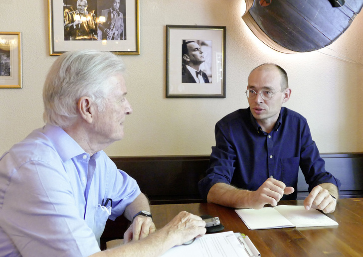 Die Themen Kreislauffähigkeit, Graue Energie über Lieferketten sowie eine ganzheitliche CO2-Bilanz inklusive Recycling und Entsorgung sind in der Wärmepumpenbranche noch nicht angekommen. Im Gespräch: Dr. Marek Miara vom Fraunhofer ISE (re.) und für die KK-Redaktion Wolfgang Schmid, Fachjournalist für Technische Gebäudeausrüstung.