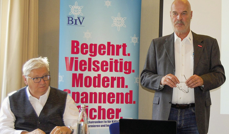 Ernste Minen: Zu Beginn der Mitgliederversammlung musste Bundesinnungsmeister Heribert Baumeister (re.) über die besorgniserregende Finanzsituation des BIV berichten. - © Bild: SI
