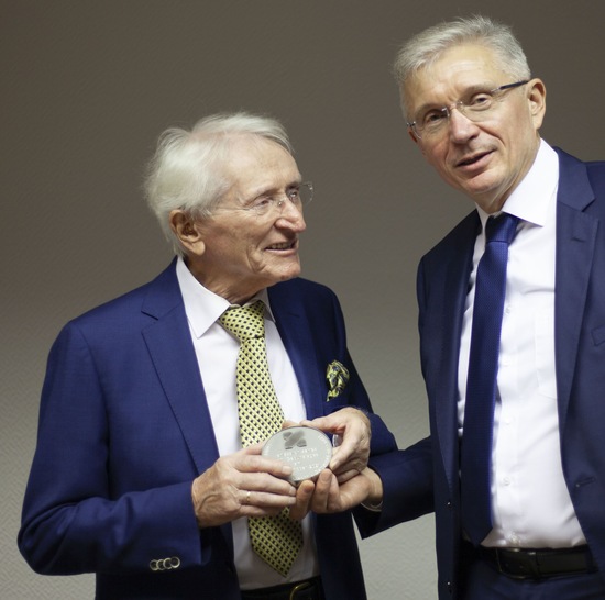 Aus den Händen von Prof. Franzke (re.), Geschäftsführer des ILK Dresden, empfing Prof. Dr.-Ing. Günter Heinrich (li.), Gründungsdirektor des ILK Dresden, die ILK Dresden-Ehrenmedaille.