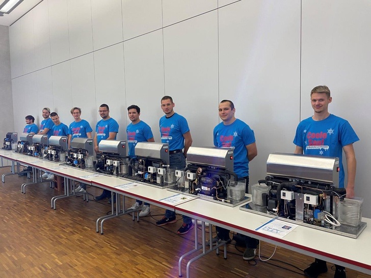 Alle Teilnehmer vor ihren Anlagen