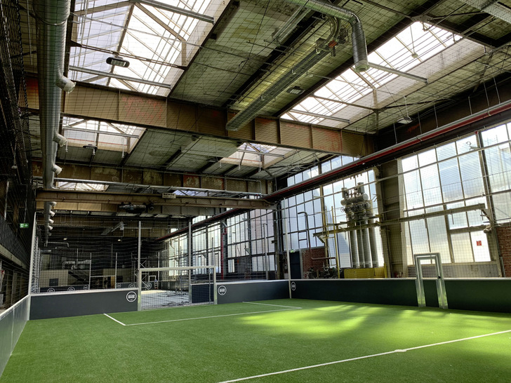 Die Dunkelstrahler können je nach Belegung feldweise heizen: ein Vorteil der Strahlungsheizung, der die Heizkosten klein hält.