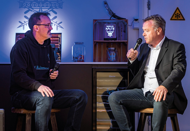 Wolfgang Krenn (rechts) erzählt im PINK-Anhänger seinen Lebensweg vom Schulabschluss bis heute.