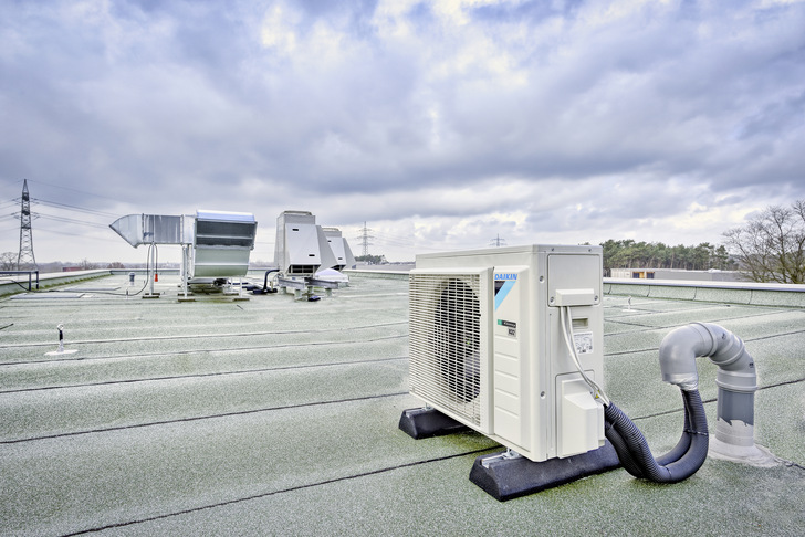 Split-Geräte auf dem Dach sorgen für die Klimatisierung des Serverraums. Ein Daikin Perfera Innengerät ist für die Konditionierung zuständig. - © Daikin
