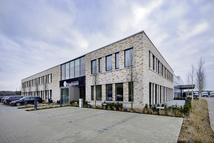 Seit 2020 sitzt die Vrielmann GmbH am neuen Standort in Nordhorn, dort stehen dem Unternehmen über 4.000 Quadratmeter Fläche für Produktion, Lager, Büros und Schulungsräume zur Verfügung. - © Kampmann
