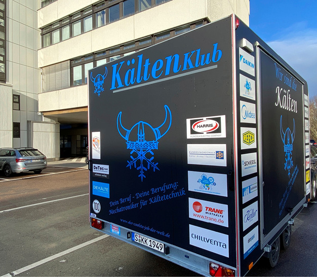 Der Anhänger vor dem TÜV-Gebäude