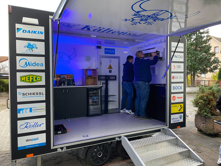 Die Midea-Jungs beim Installieren des Innengerätes im Hänger.