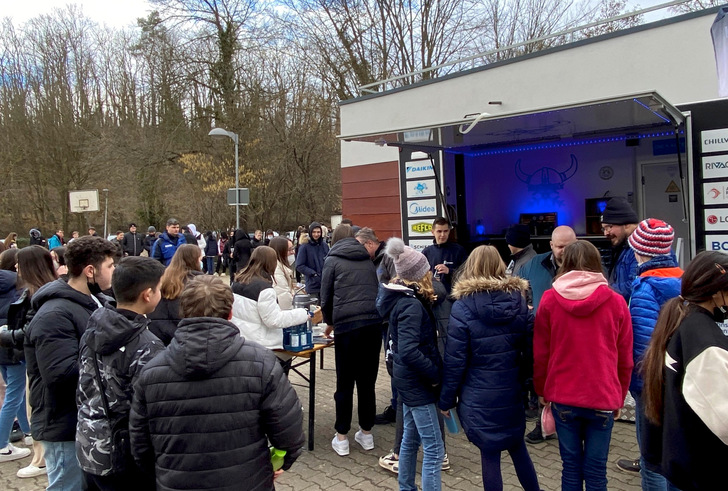 Der PINK-Nachwuchsanhänger an seinem ersten Schultag.