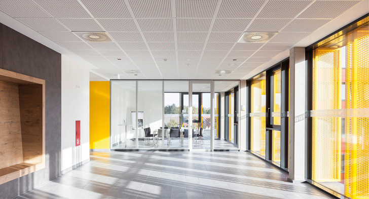 In Kombination mit einer hocheffizienten Wärmerückgewinnung trägt im Gymnasium Marianum in Meppen eine mechanische Lüftung zu einer deutlichen Reduzierung des Lüftungswärmebedarfs bei und erfüllt gleichzeitig die Forderung nach guter Raumluftqualität in Schulklassen.