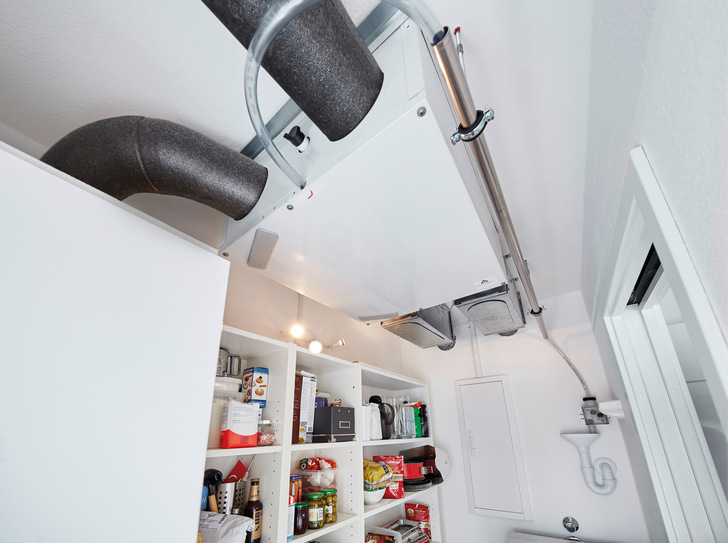 Das Lüftungsgerät ComfoAir 160 findet mit einer Größe von 670 x 268 x 770 mm selbst in enger Wohnumgebung seinen Platz – hier in der Speisekammer. - © Bild: Zehnder
