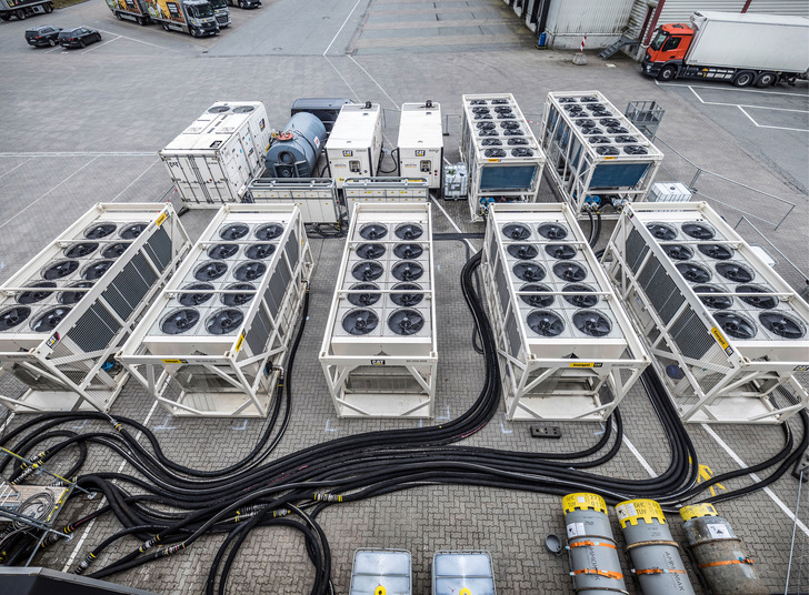 Energyst installierte eine temporäre Kühlanlage auf einer Parkfläche des Zentrallagers von Edeka Nord, um Wartungsarbeiten an der bestehenden Anlage zu ermöglichen