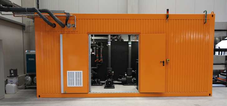 Die Kältetechnik zur Badkühlung wurde in einem Container untergebracht und anschlussfertig angeliefert. - © Bild: L&R Kältetechnik
