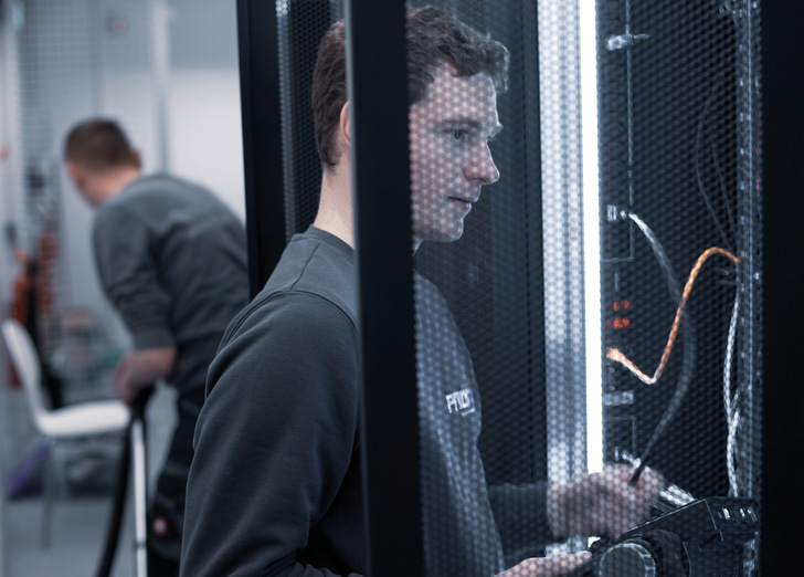 Prior1 hat sich unter anderem auf Planung, Bau, Wartung und Ausstattung von Rechenzentren und Serverräumen spezialisiert.