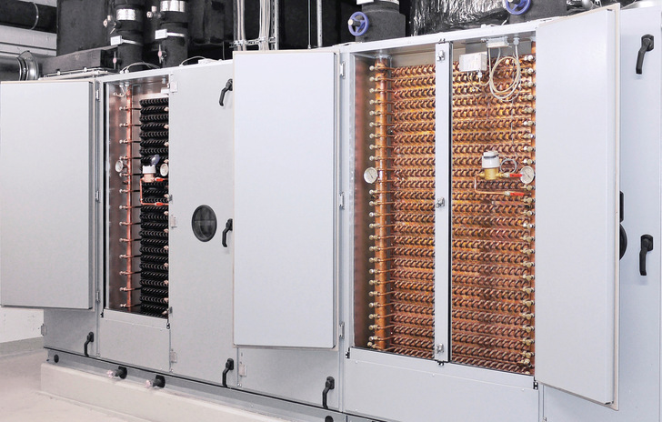 Ansicht einer RLT-Anlage mit eingebauter GSWT-Technik. Links der GSWT-Filtervorerwärmer und rechts der GSWT-Außenluft-Wärmetauscher.
