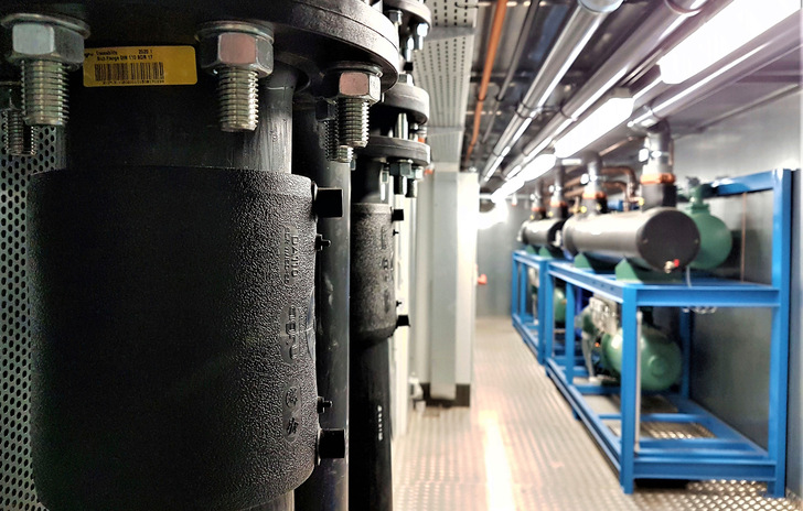 Containerraum von innen: Die neue Kühllösung ist mit jeweils zwei Reisner Kältemaschinen á 400 kW Kälteleistung und Kältemaschinen-Kondensatoren mit EC-Ventilatoren ausgestattet.