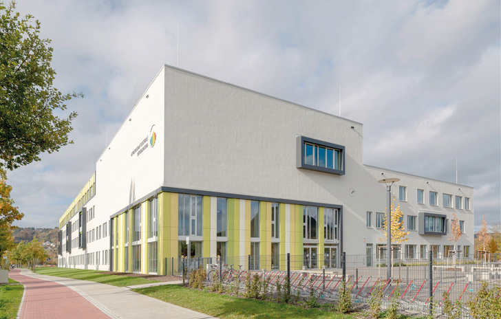 In der Gemeinschaftsschule Wenigenjena finden auf 12.500 m2 Bruttogrundfläche neben Räumlichkeiten für bis zu 1300 Schülerinnen und Schülern und über 100 Pädagogen auch ganze drei Schulgärten Platz. - © Bild: Zehnder
