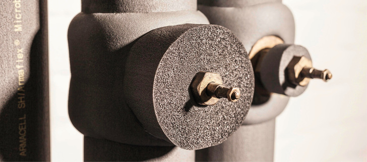 Nicht nur die Rohrleitungen, auch Armaturen, Bogen, T-Stücke und Rohrschellen müssen nach EnEV gedämmt werden