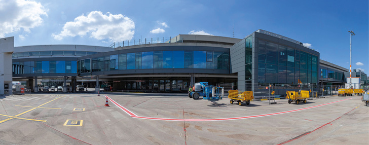 Die vollverglaste Fassade des Transfergangs im Flughafen Köln/Bonn heizt sich schnell auf. Das System Airconomy schafft Abhilfe. - © Bild: aquatherm GmbH
