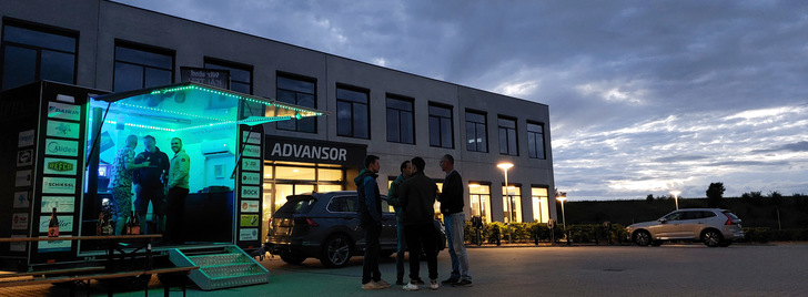 Auf dem großen, leeren Parkplatz stören wir niemanden. Nachbarn gibt es keine und allein die Szenerie ist ein Foto wert.