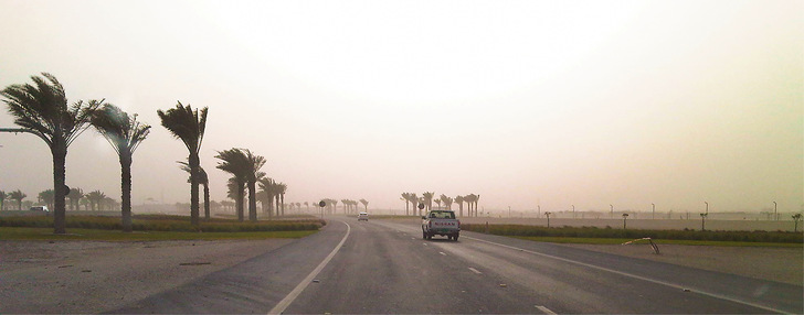 Sandstürme sind in Katar keine Seltenheit. Die Sichtweite ist mit der eines ­Schneegestöbers zu vergleichen. - © Bild: KK Redaktion
