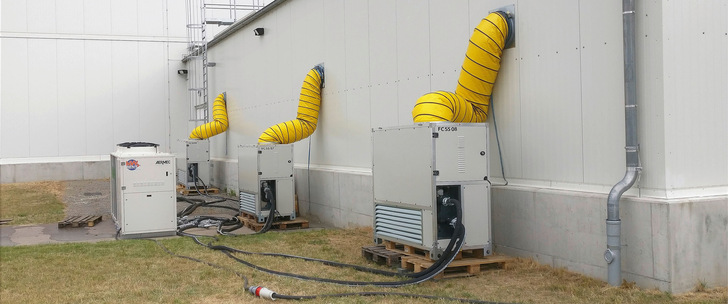 Die gesamte Installation verblieb rund vier Monate vor Ort bis die fest ­eingebaute Kälteanlage wieder in Betrieb gehen konnte.