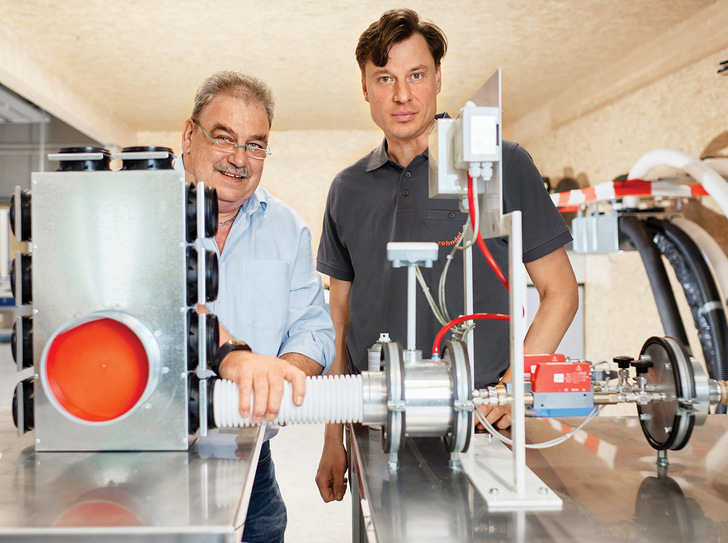 Produktmanager Komfortlüftung Marcel Blunk (re.) und Projektleiter Versuchsdurchführung Marc Fries (li.) geben Einblicke in das Kompetenzfeld Luftverteilung von Zehnder.
