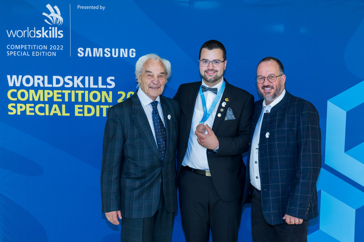 Drei Generationen der Kältetechnik: Kurt Stiegen (l.) und Rainer Stiegen (r.) freuen sich gemeinsam mit Enkel und Sohn Frederik Stiegen über dessen Erfolg bei der WM der Berufe.