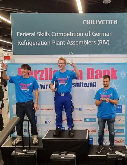 So sehen glückliche Sieger aus: Philipp Schumann (Mitte), Hannes Eckert (links) und Nick Kretschmer (rechts)