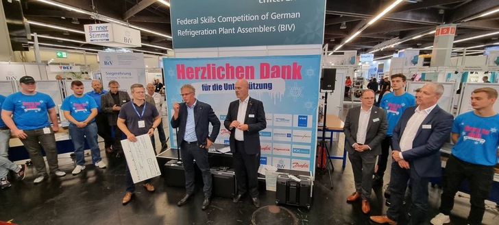 Henning Diephaus (Mitte) freut sich über den Ausbildungspreis