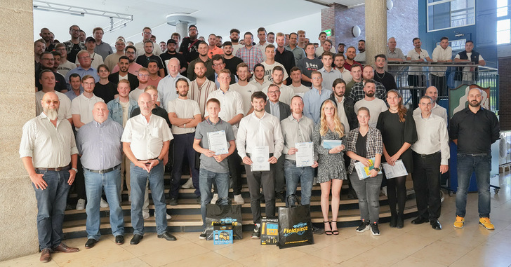 Die ca. 110 anwesenden Gesellen nahmen persönlich ihren Gesellenbrief in Empfang und ­präsentierten sich stolz den Fotografen.