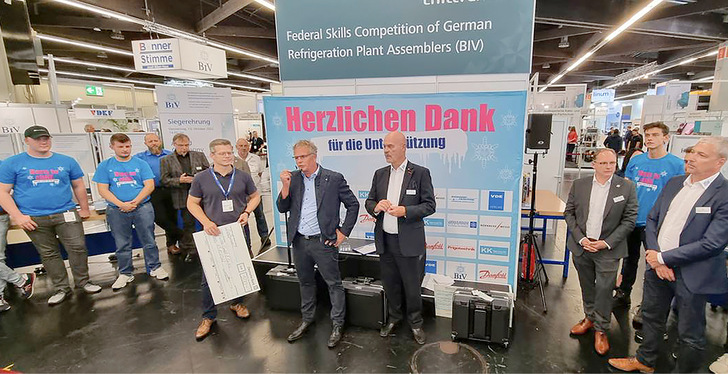 Henning Diephaus (Mitte) freut sich über den Ausbildungspreis