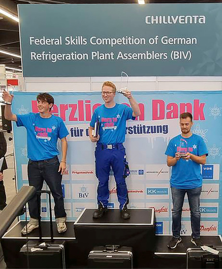 So sehen glückliche Sieger aus: Philipp Schumann (Mitte), Hannes Eckert (links) und Nick Kretschmer (rechts) - © Bild: BIV
