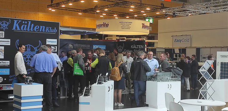 Standparty am Hänger. Viele alte Bekannte und neue Gesichter treffen in lockerer Atmosphäre aufeinander.