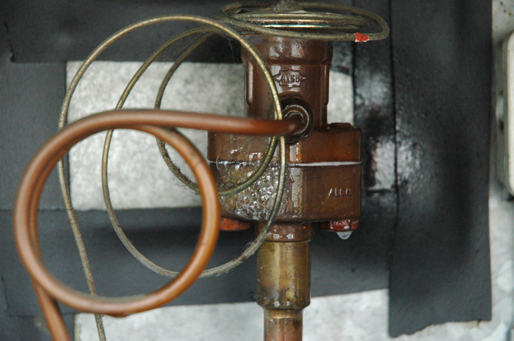 Die Lecksuche mit einem Prüfschaum, der so genannte „Blasentest“, gehört zu den ältesten Suchmethoden.