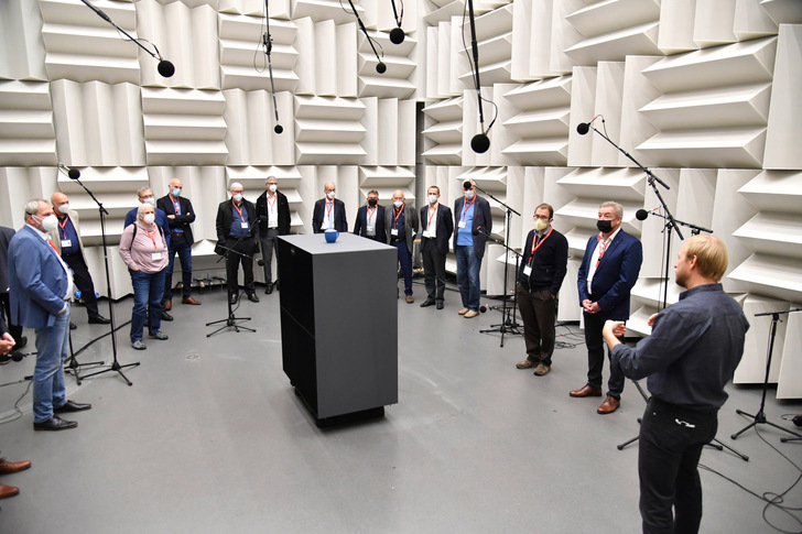 Während ihres Rundgangs durch das Unternehmen besichtigten die Professoren das Viessmann Schalllabor.