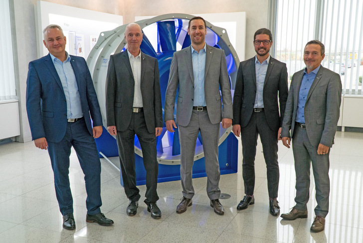 v. li.: Thorsten Dittrich (Bereichsleiter Vertrieb Deutschland), Hartmut Sinke (ehemals Leiter Niederlassung Ost), Sinisa Grubanovic (neuer Leiter Niederlassung Süd-West), Klaus-Dieter Wolf (Vertriebsleitung dezentrale Lüftungsgeräte), Falk Schießer (neuer Leiter Niederlassung Ost).