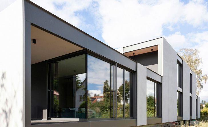 Dieses architektonisch anspruchsvolle Wohnhaus ist mit vorgefertigten Bauteilen in modularer Bauweise entstanden. Effizient und modular ausgelegt ist auch die Haustechnik wie die Heizung- und Lüftung von Kermi.