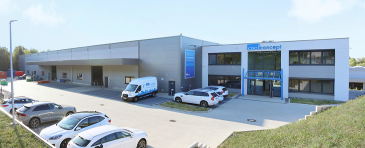 Im Sommer 2022 hat coolconcept ein neues Betriebsgebäude unter anderem mit 600 m² Bürofläche und einer 1.500 m² großen Lager- und ­Produktionshalle in Betrieb genommen.