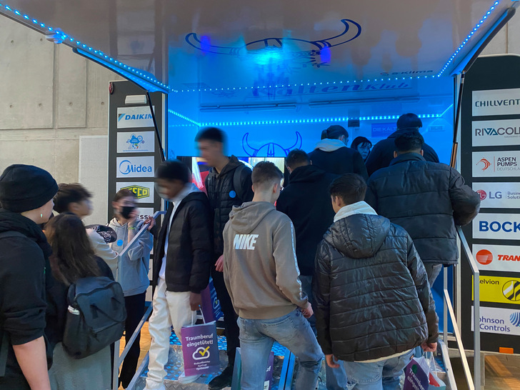 Die Schüler sind neugierig und lassen sich den Beruf erklären.