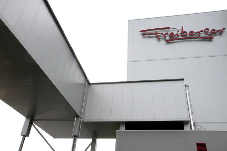 Die Verbindungsbrücke zwischen Hauptgebäude und Tiefkühllager ist mit Schleusen zur Abtrennung des inertisierten Bereichs und einer Brandschutzwand ausgestattet.