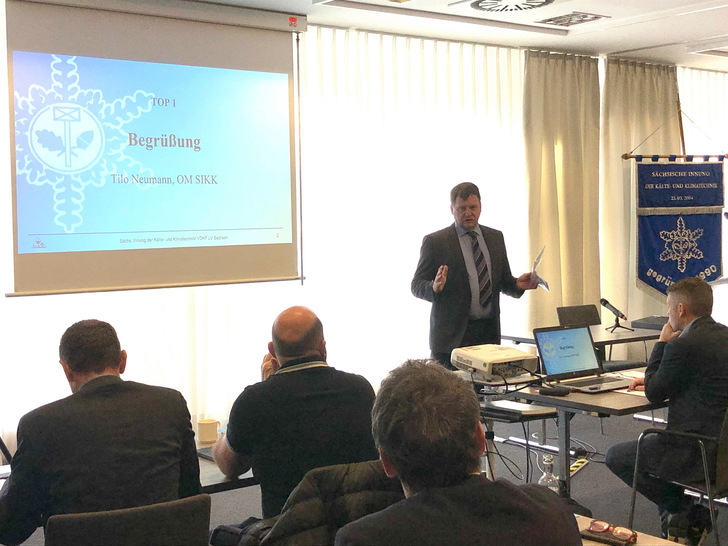 Obermeister Tilo Neumann begrüßt die Teilnehmer