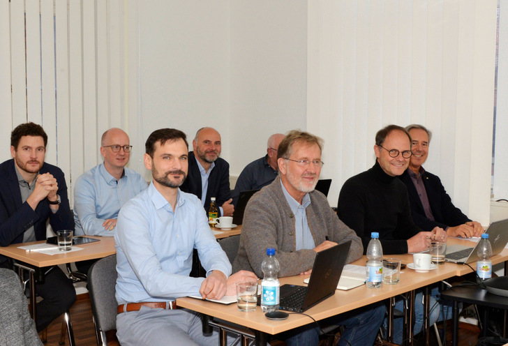 Vertreter von mehr als zehn Unternehmen tauschten sich beim Treffen der FGK-Arbeitsgruppe 03 „Energieeffiziente Raumklimageräte und Wärmepumpen“ aus.